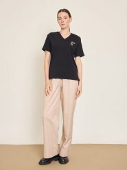 BGN Koszulka w kolorze czarnym rozmiar: 38. Czarne bluzki BGN, bez wzorów, bez kołnierzyka, bez ramiączek. Za 56.99 zł.