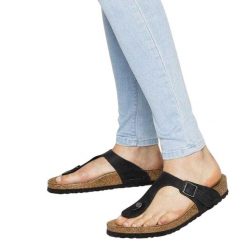 Damskie Skórzane Klapki Gizeh Olejowane. Czarne klapki Birkenstock, bez wzorów, z materiału, bez obcasa, na słupku. Za 369.00 zł.
