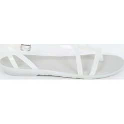 Crocs - Sandały. Białe sandały Crocs, bez wzorów, z materiału, bez obcasa, na obcasie, bez zapięcia. W wyprzedaży za 199.90 zł.