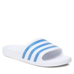 Klapki adidas. Białe klapki Adidas, bez wzorów, bez obcasa. Za 69.99 zł.