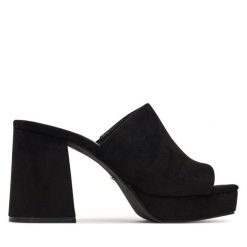 Klapki DeeZee. Czarne klapki DeeZee, bez wzorów, bez obcasa. Za 149.99 zł.