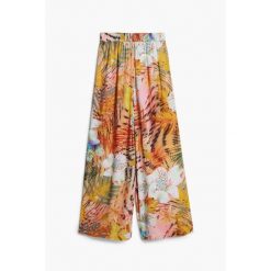 Spodnie damskie Desigual Nasau. Spodnie dresowe Desigual, bez wzorów. Za 259.30 zł.