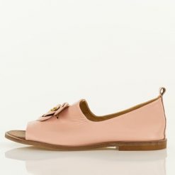 Róż puder skórzane Polskie sandały damskie z zakrytą piętą Deoni D487A. Czerwone sandały Deoni, z aplikacjami, z jeansu, casualowe, bez obcasa, na płaskiej podeszwie, bez zapięcia. Za 449.00 zł.