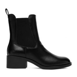 Botki JENNY. Czarne botki Jenny, bez wzorów, bez obcasa, na słupku, bez zapięcia. Za 159.99 zł.
