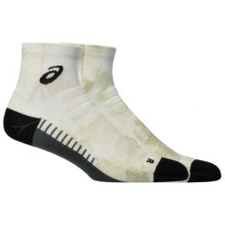 Skarpetki sportowe dla dorosłych Performance Run Quarter Sock. Brązowe skarpety Asics, bez wzorów, z materiału. Za 69.99 zł.