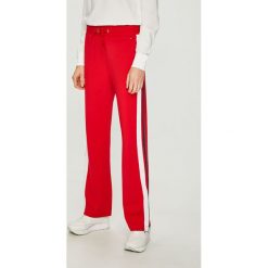 Tommy Jeans - Spodnie. Czerwone spodnie materiałowe Tommy Jeans, na co dzień, m, bez wzorów, z dzianiny, z podwyższonym stanem. W wyprzedaży za 319.90 zł.