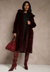 Bordowy Futrzany Płaszcz z Kapturem Zdobiony Pionowym Wzorem Elrinrahne. Czerwone płaszcze Renee, l, z aplikacjami, z futra, z kapturem. Za 339.99 zł.