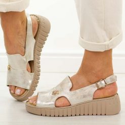 Złote sandały damskie Potocki 12821. Żółte sandały POTOCKI, z aplikacjami, ze skóry, eleganckie, bez obcasa, na platformie, bez zapięcia. Za 199.00 zł.