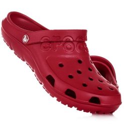 Buty do chodzenia klapki Crocs. Czerwone klapki Crocs, bez wzorów, bez obcasa. W wyprzedaży za 89.00 zł.