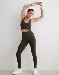 Damskie legginsy bezszwowe wysoki stan, squat proof petite Shape ciemnozielony. Zielone legginsy AIM'N, m, bez wzorów, z elastanu, z podwyższonym stanem, na fitness i siłownię. Za 305.00 zł.