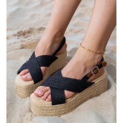 Czarne sandały espadryle na platformie z paskami. Czarne sandały bez wzorów, z materiału, eleganckie, z okrągłym noskiem, bez obcasa, na platformie, bez zapięcia. Za 86.24 zł.