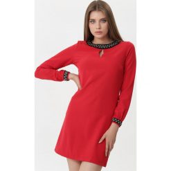 Czerwona Sukienka Cosette. Czerwone sukienki Born2be, l, z aplikacjami, bez kołnierzyka, bez ramiączek, midi. Za 89.99 zł.