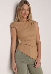 Beżowa Bawełniana Bluzka o Asymetrycznym Marszczonym Kroju z Aplikacją Omphasia. Brązowe bluzki Born2be, m, z aplikacjami, z bawełny, eleganckie, z asymetrycznym kołnierzem, bez ramiączek. Za 89.99 zł.