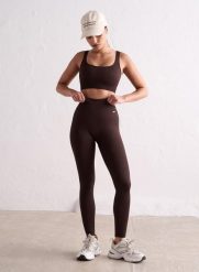 Damskie legginsy bezszwowe, prążkowane, wysoki stan, squat proof brązowe. Brązowe legginsy AIM'N, xs, bez wzorów, z dzianiny, z podwyższonym stanem. Za 254.00 zł.