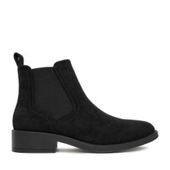 Botki JENNY. Czarne botki Jenny, bez wzorów, bez obcasa, na płaskiej podeszwie, bez zapięcia. Za 149.99 zł.