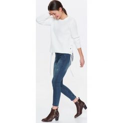 SWETER DAMSKI Z OZDOBNYMI WIĄZANIAMI PO BOKACH. Niebieskie swetry TROLL, na lato, s, bez wzorów, z dzianiny, bez ramiączek. W wyprzedaży za 29.99 zł.