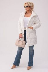 Pikowany płaszcz Vivien w kolorze ecru z fantazyjnymi kieszeniami OVERSIZE PLUS SIZE XXL JESIEŃ. Brązowe płaszcze Moda Size Plus Iwanek, na jesień, plus size, bez wzorów, z poliesteru, bez kaptura. Za 469.90 zł.