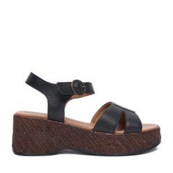 Sandały Lasocki. Czarne sandały Lasocki, bez wzorów, bez obcasa, na koturnie, bez zapięcia. Za 179.99 zł.