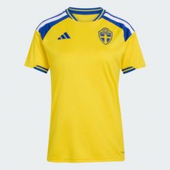 Koszulka domowa Szwecja 26. Żółte bluzki Adidas, bez wzorów, sportowe, bez kołnierzyka, bez ramiączek. Za 439.00 zł.