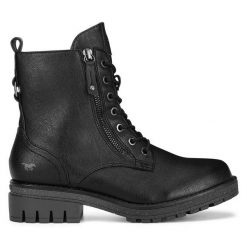 Botki Mustang. Czarne botki Mustang, bez wzorów, bez obcasa, na płaskiej podeszwie, bez zapięcia. Za 295.99 zł.