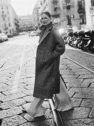 Dwurzędowy płaszcz z paskiem - ciemnobrązowy. Brązowe płaszcze Reserved, l, bez wzorów, z tkaniny, bez kaptura. W wyprzedaży za 199.99 zł.