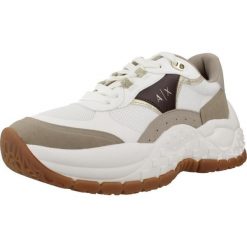Kapcie ARMANI EXCHANGE XDX171 XV898 Biały. Białe obuwie domowe Armani Exchange, bez wzorów, z syntetyku, bez zapięcia. Za 601.99 zł.