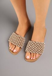 Ciemnobeżowe Klapki z Koralikami w Stylu Boho Sorea. Brązowe klapki Born2be, z aplikacjami, bez obcasa, na obcasie. Za 79.99 zł.