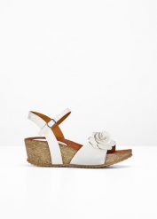 Sandały na koturnie. Białe sandały bonprix, bez wzorów, bez obcasa, na koturnie, bez zapięcia. Za 124.99 zł.