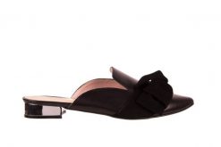 Klapki Bayla-097 01 Czarne Klapki, skóra naturalna - 36. Czarne klapki Bayla, bez wzorów, ze skóry, bez obcasa, na obcasie. W wyprzedaży za 149.00 zł.