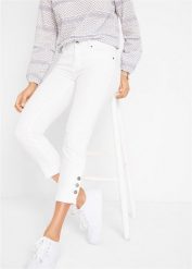 Dżinsy o kroju slim fit, średni stan, o skróconej długości. Białe jeansy bonprix, bez wzorów. Za 117.99 zł.