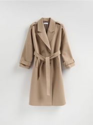 Dwurzędowy płaszcz z paskiem - beżowy. Brązowe płaszcze Reserved, l, bez wzorów, z tkaniny, bez kaptura. Za 259.99 zł.