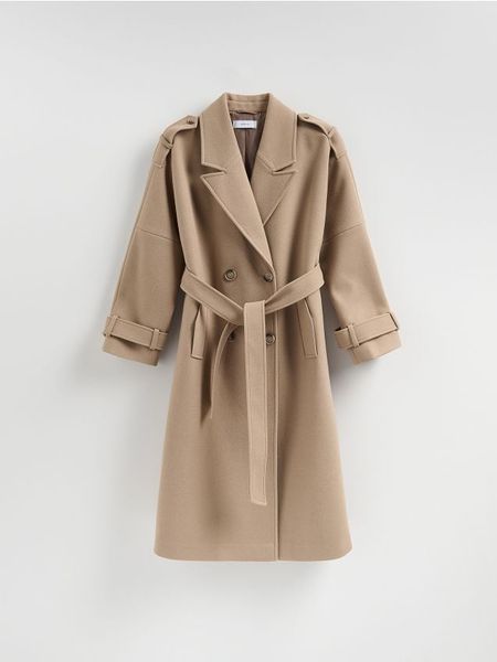 Dwurzędowy płaszcz z paskiem - beżowy. Brązowe płaszcze Reserved, l, bez wzorów, z tkaniny, bez kaptura. Za 259.99 zł.