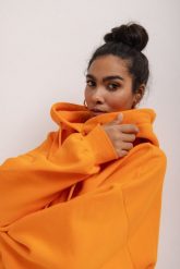 Bluza z kapturem oraz HAFTEM w kolorze EXOTIC ORANGE- GARSON. Pomarańczowe bluzy Marsala, bez wzorów, z bawełny, bez ramiączek. Za 329.90 zł.