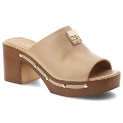 Klapki damskie Karino, cholewka ze skóry naturalnej licowej z szerokim paskiem wsuwane na klocku, beżowe, 5898/001-P. Brązowe klapki Karino, bez wzorów, ze skóry, bez obcasa, na obcasie. Za 509.00 zł.