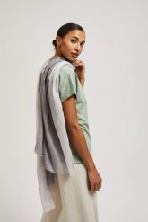 Szal letni z postrzępionym brzegiem szary. Szare szaliki MOODO, na lato, bez wzorów. W wyprzedaży za 24.99 zł.