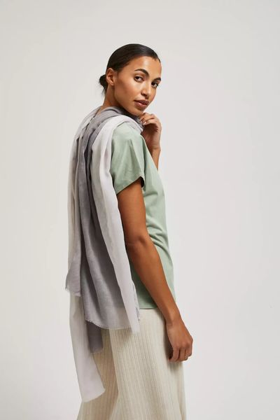 Szal letni z postrzępionym brzegiem szary. Szare szaliki MOODO, na lato, bez wzorów. W wyprzedaży za 24.99 zł.