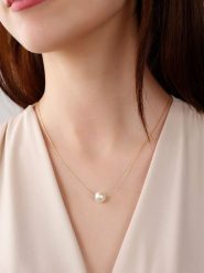 Luja Bijoux Pozłacany naszyjnik z perłami - 42 cm rozmiar: onesize. Żółte naszyjniki Luja Bijoux, z perłą, metalowe. Za 55.45 zł.