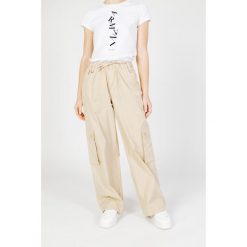 Spodnie Kobieta ONLY Onlzely Mw Wide Cargo. Brązowe spodnie dresowe Only, bez wzorów, z tkaniny. W wyprzedaży za 214.75 zł.
