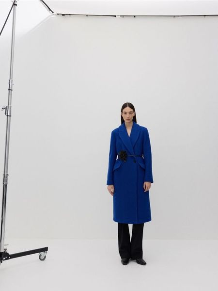 Wełniany płaszcz dwurzędowy - niebieski. Niebieskie płaszcze Reserved, l, bez wzorów, z tkaniny, bez kaptura. W wyprzedaży za 399.99 zł.