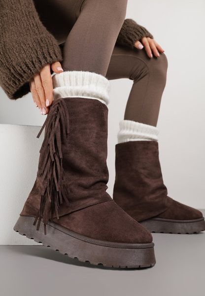 Brązowe Botki w Stylu Śniegowców z Frędzlami i Cholewką Imitującą Nogawkę Sierafera. Brązowe botki Born2be, bez wzorów, z jeansu, bez obcasa, na płaskiej podeszwie, bez zapięcia. Za 129.99 zł.