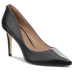 Szpilki GUESS - Bennie7 FLBE74 LEA08 BLACK. Czarne szpilki Guess, z aplikacjami, ze skóry, klasyczne, ze szpiczastym noskiem, bez obcasa, na obcasie, bez zapięcia. Za 579.00 zł.