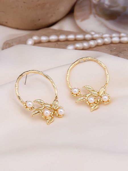 Pierres delicates Pozłacane kolczyki-wkrętki z perłami rozmiar: onesize. Żółte kolczyki Pierres delicates, z perłą, pozłacane. Za 83.03 zł.