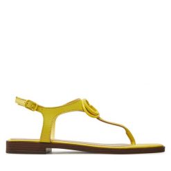 Sandały Guess. Żółte sandały Guess, z aplikacjami, bez obcasa, na płaskiej podeszwie, bez zapięcia. Za 419.99 zł.