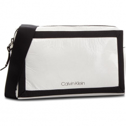 Torebka CALVIN KLEIN - Outline Medium Crossbody K60K604820 102. Białe listonoszki Calvin Klein, bez wzorów, z materiału, na ramię, bez dodatków. W wyprzedaży za 299.00 zł.