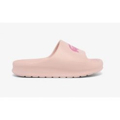 Klapki damskie Lacoste Serve Slide 2.0 na basen. Czerwone klapki Lacoste, bez wzorów, z dresówki, bez obcasa. Za 233.20 zł.