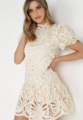 Jasnobeżowa Sukienka Cilleis. Brązowe sukienki Born2be, m, z aplikacjami, z koronki, eleganckie, bez kołnierzyka, bez ramiączek, mini. Za 169.99 zł.