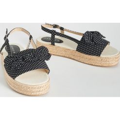 Sandały na koturnie - Czarny. Sandały Sinsay. Za 49.99 zł.