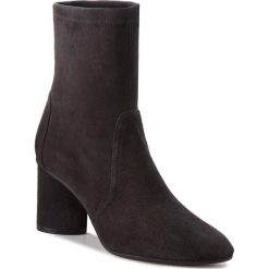 Botki STUART WEITZMAN - Margot 75 YL96065 Asphalt Suede. Szare botki Stuart Weitzman, bez wzorów, z materiału, bez obcasa, bez zapięcia. W wyprzedaży za 1,199.00 zł.