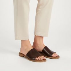 Klapki damskie Armodo, cholewka skóra naturalna model wsuwany odkryte palce płaska podeszwa lekka konstrukcja, brązowe, 40475. Brązowe klapki Armodo, bez wzorów, ze skóry, bez obcasa, na płaskiej podeszwie. Za 269.00 zł.