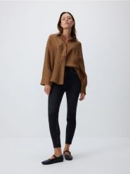 Jeansy high waist - czarny. Czarne jeansy Reserved, bez wzorów, z podwyższonym stanem. W wyprzedaży za 79.99 zł.